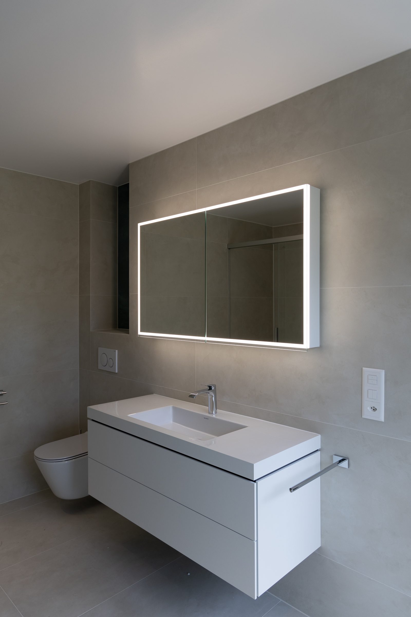 Meuble vasque et miroir lumineux – Belmont-sur-Lausanne