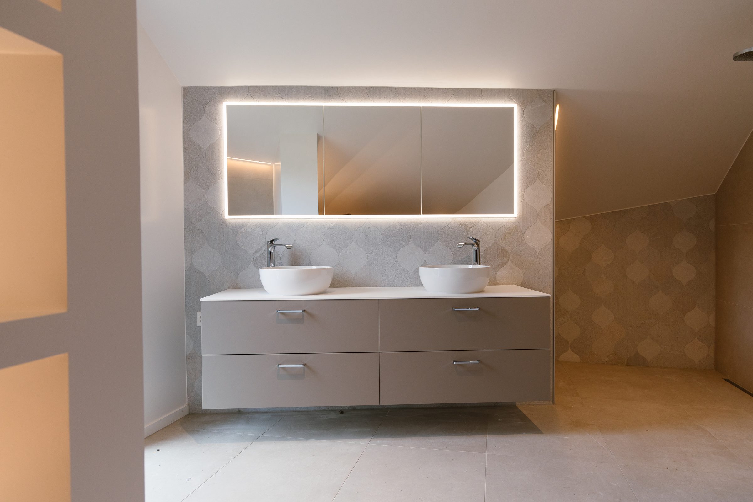 Salle de bain double vasque réalisée par CEDEQ