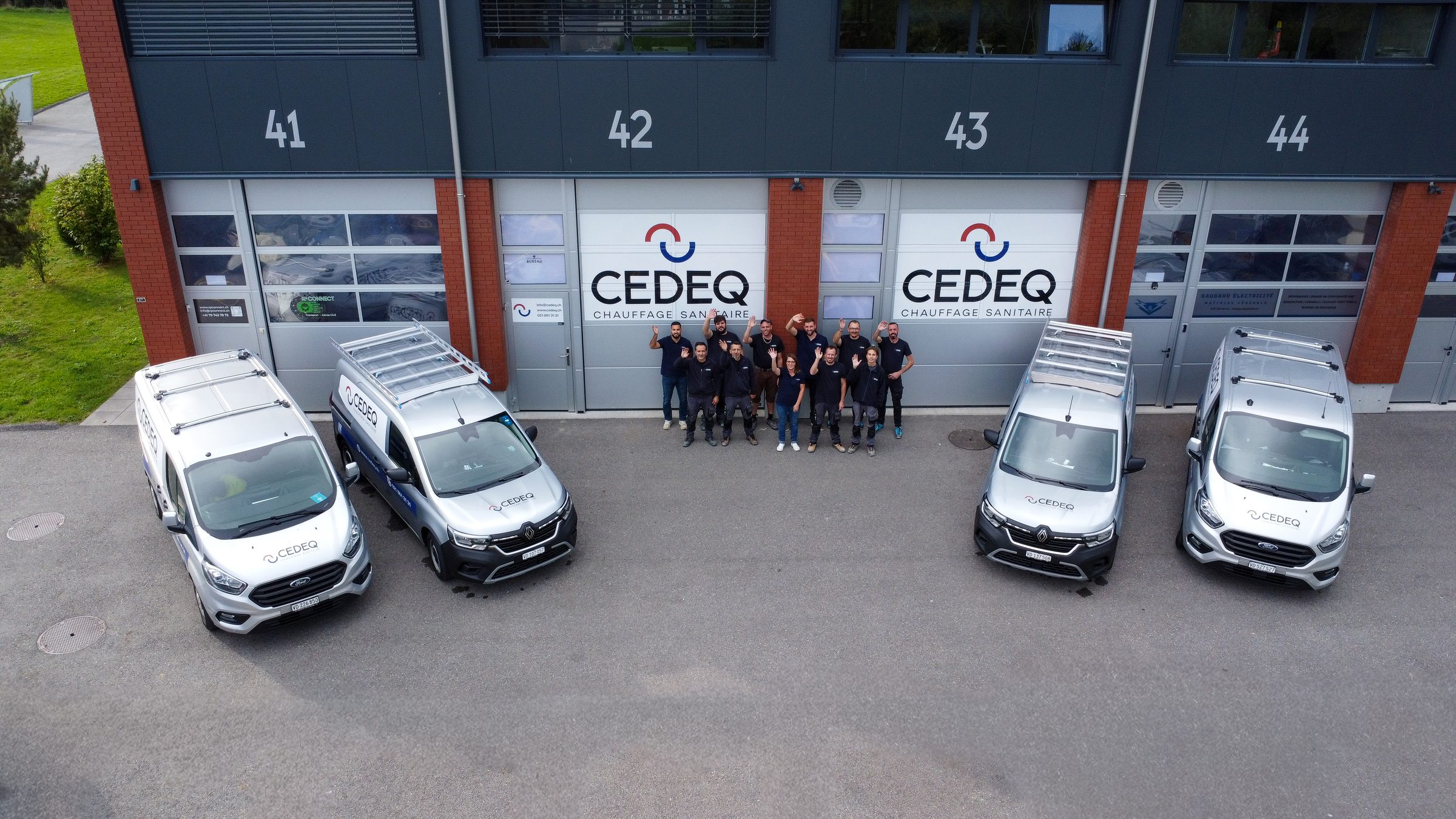 L'équipe CEDEQ devant ses locaux